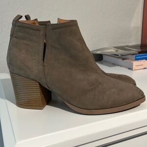 Charlotte Russe women’s size 9 brown faux suede ankle boot w/cut outs block heel